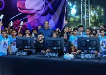 Alunos da rede municipal visitaram o stande da Seict onde acontecem as competições de games na abertura do evento no Sesc. Foto: Sabrina Salomon/Seict