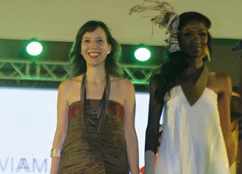 Flávia Amadeu protagoniza em Camarões um desfile com joias orgânicas e roupas feitas a partir de borracha produzida no Acre e no Pará
