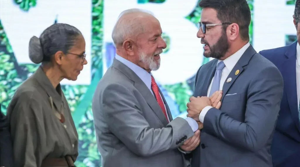 Gladson assina pacto com governo federal para controle de incêndios na Amazônia e redução dos efeitos das mudanças climáticas