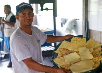 Leandro Medeiros produz todos os produtos derivados da macaxeira (Foto: Marcos Araújo / Assecom)