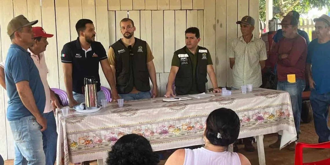 Em maio, o presidento do Imac, André Hassem, e o chefe da Divisão de Uso do Solo, Alessandro Amaral, fizeram uma agenda de escuta com membros da Coopaltoacre. Foto: Divulgação/Imac