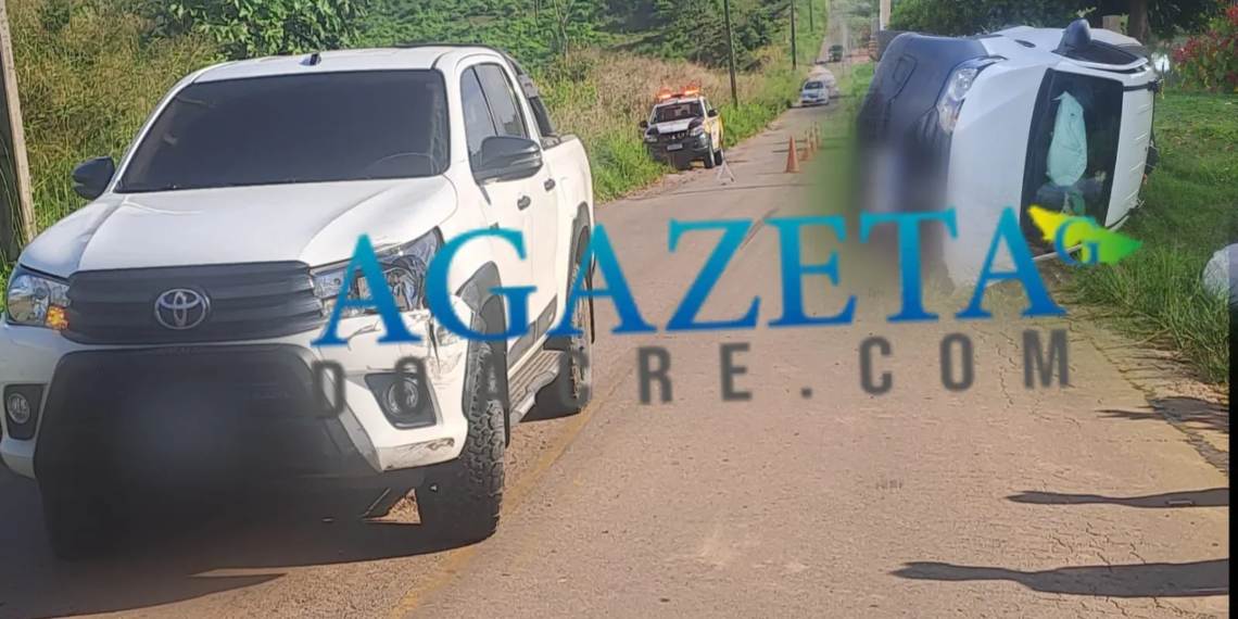 Carro capota após colidir contra caminhonete que avançou preferencial na AC-10