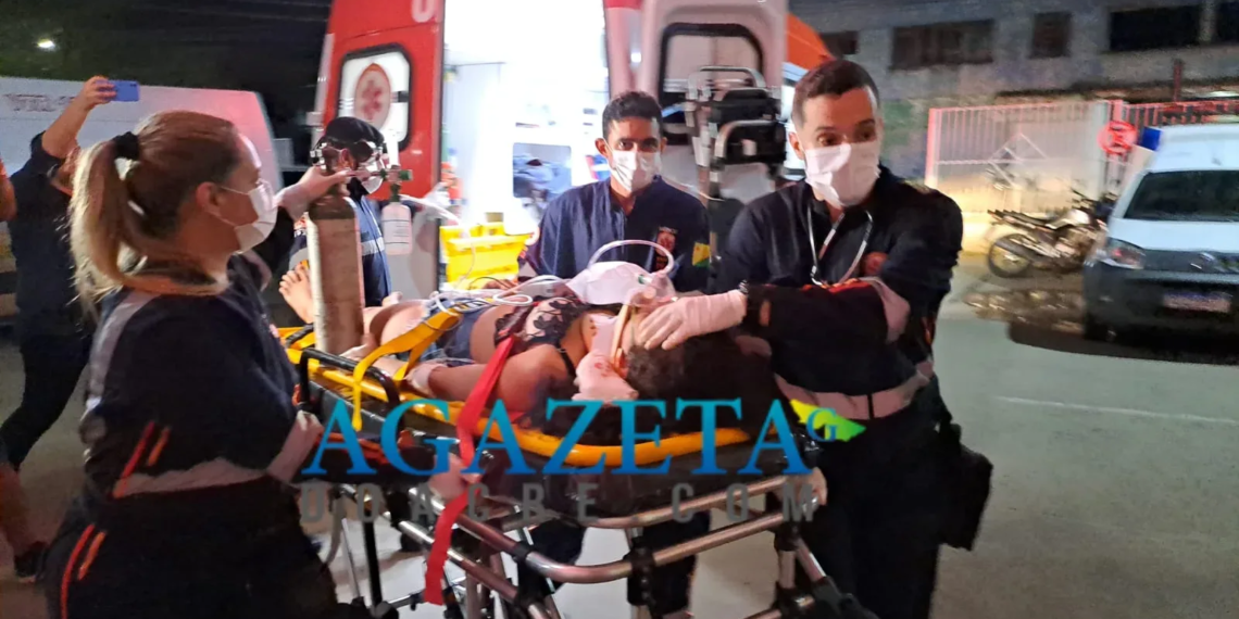 Motociclista colide com carro e jovem de 18 anos fica ferida