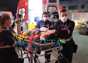 Motociclista colide com carro e jovem de 18 anos fica ferida