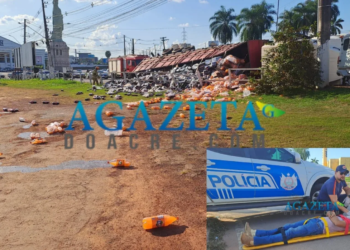 Motorista perde controle do freio e carreta carregada com refrigerantes tomba na rotatória da Havan; veja o vídeo