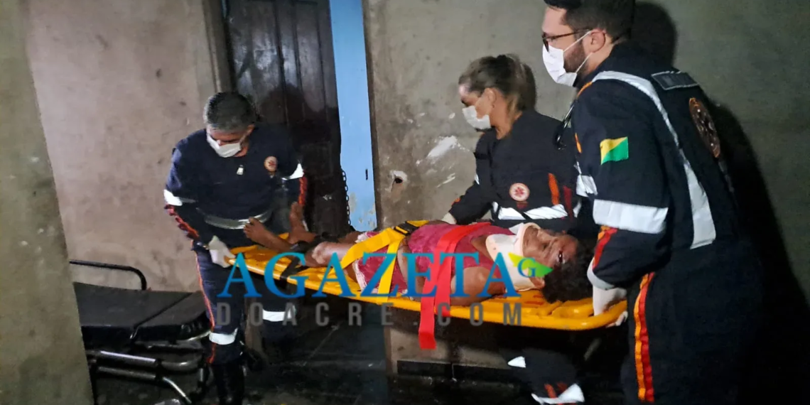 Mulher é brutalmente espancada com pedaço de madeira por membro de facção