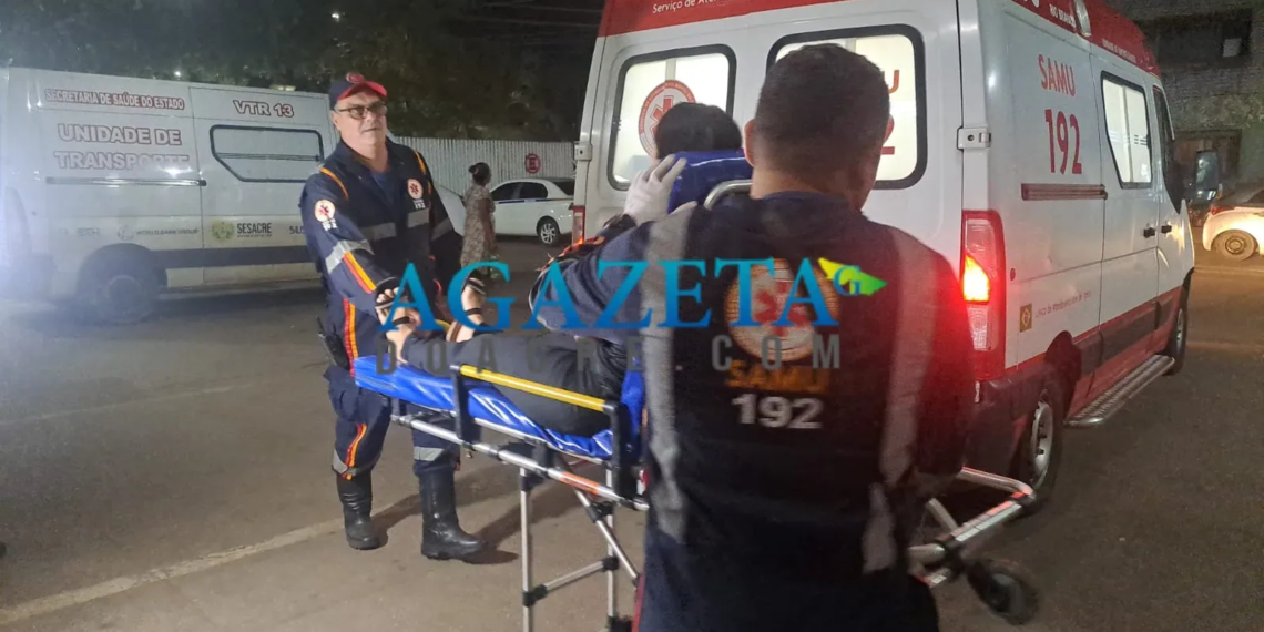 Passageira fica ferida após motorista de ônibus perder controle do veículo em Rio Branco