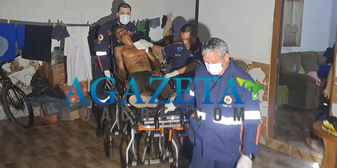 Homem em situação de rua é esfaqueado e vai pedir socorro na casa da mãe