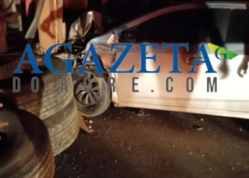 Caminhoneiro tomba carreta ao tentar desviar de animal e colide contra veículo na BR-364