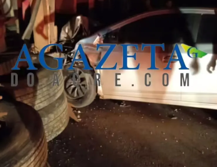 Caminhoneiro tomba carreta ao tentar desviar de animal e colide contra veículo na BR-364