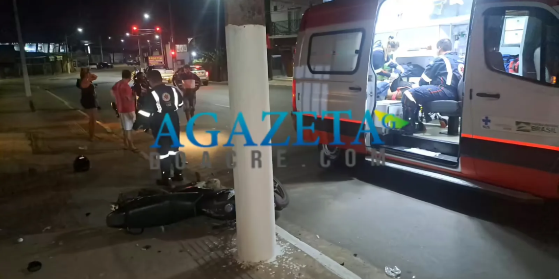 Adolescente em alta velocidade perde controle de motocicleta e colide contra muro em Rio Branco