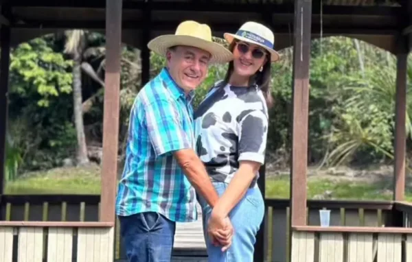 Bocalom surpreende namorada com flores e café da manhã romântico no Dia dos Namorados; veja o vídeo