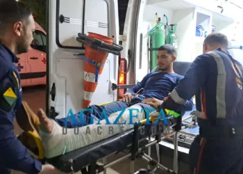 Motociclista sofre fraturas em colisão contra veículo