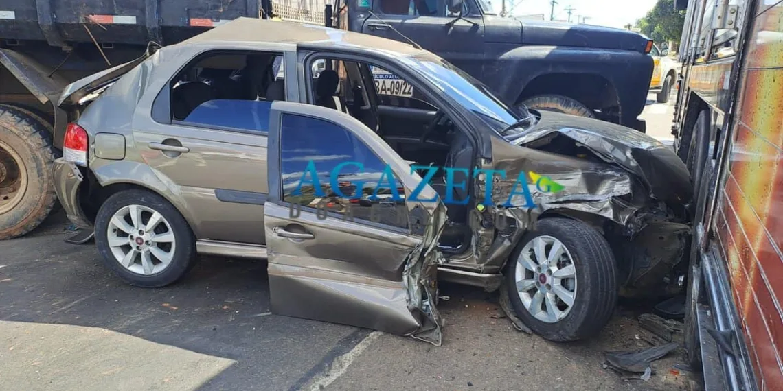 Colisão entre carro e caminhões deixa motorista presos às ferragens na capital