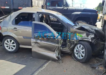 Colisão entre carro e caminhões deixa motorista presos às ferragens na capital