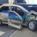 Colisão entre carro e caminhões deixa motorista presos às ferragens na capital