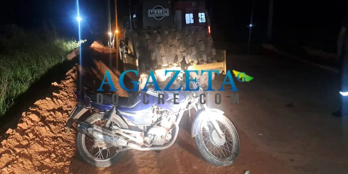 Motociclista de aplicativo colide contra trator estacionado em rodovia sem sinalização