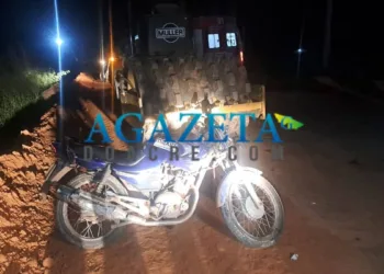 Motociclista de aplicativo colide contra trator estacionado em rodovia sem sinalização