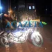 Motociclista de aplicativo colide contra trator estacionado em rodovia sem sinalização