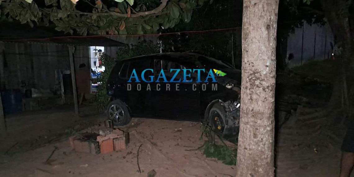 Motorista capota veículo na AC-10 e morre com a cabeça presa às ferragens