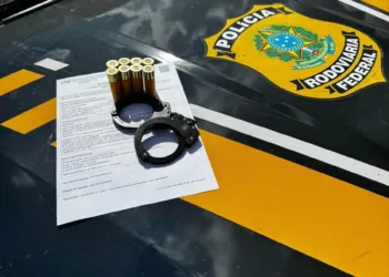 PRF prende homem condenado por homicídio em táxi na BR-364; foragido portava arma de fogo