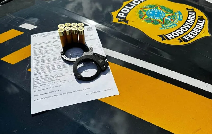 PRF prende homem condenado por homicídio em táxi na BR-364; foragido portava arma de fogo
