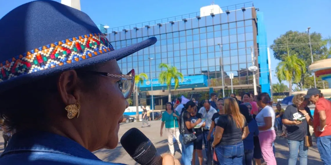 Após protesto e sem acordo, trabalhadores da Educação do Acre marcam assembleia para decidir sobre greve