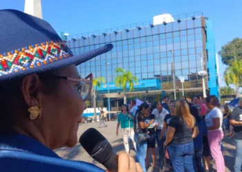 Após protesto e sem acordo, trabalhadores da Educação do Acre marcam assembleia para decidir sobre greve