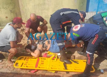 Mulher tem fratura exposta em colisão e motorista foge sem prestar socorro; vítima estava com a filha na garupa