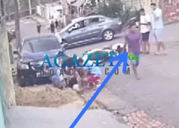 Vídeo mostra colisão que deixou motociclista com fratura exposta; motorista foge a pé sem prestar socorro