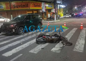 Veículo em alta velocidade provoca série de colisões na Avenida Ceará