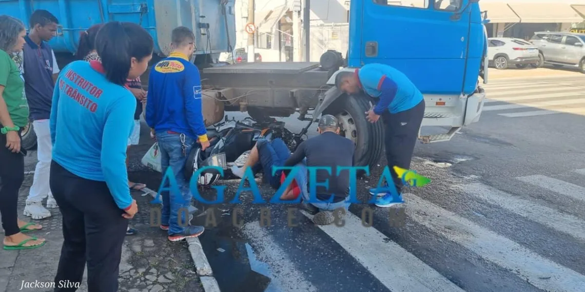 Motociclista quase é esmagado por caminhão em ultrapassagem perigosa na capital