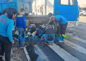 Motociclista quase é esmagado por caminhão em ultrapassagem perigosa na capital