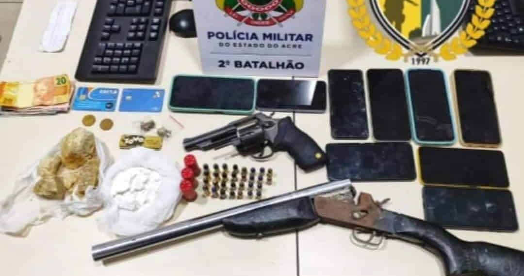 Polícia Militar evita novo confronto e prende faccionados com armas e drogas no Vila Acre