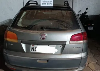 Bandidos invadem casa, roubam veículo e são presos pela polícia em perseguição