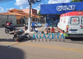 Motociclista não respeita sinalização e colide contra outra motocicleta