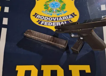 Mulher é presa pela PRF transportando arma de fogo em ônibus na BR-364