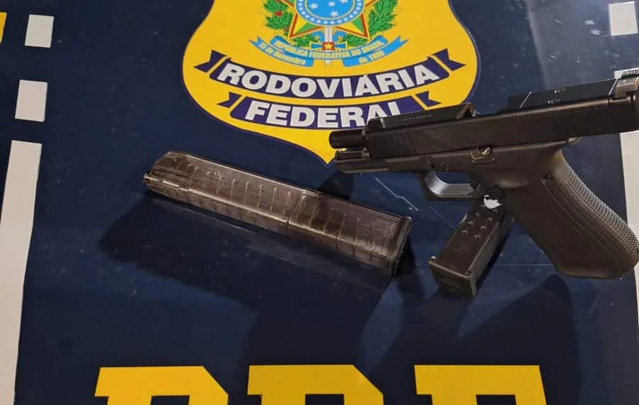 Mulher é presa pela PRF transportando arma de fogo em ônibus na BR-364