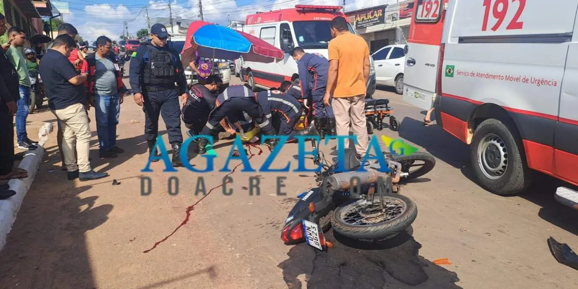 Motociclista tem fratura exposta e fica em estado grave após colidir contra traseira de caminhão