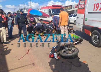 Motociclista tem fratura exposta e fica em estado grave após colidir contra traseira de caminhão