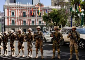 Soldados bolivianos protegem palácio presidencial na Praça Murillo em La Paz, na Bolívia, em 26 de junho de 2024 - Foto: AP Photo/Juan Karita