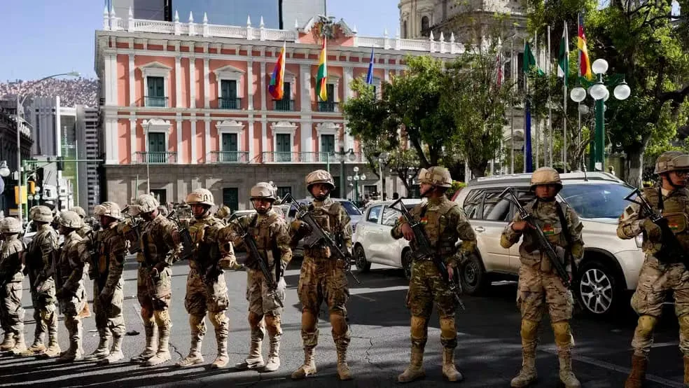Soldados bolivianos protegem palácio presidencial na Praça Murillo em La Paz, na Bolívia, em 26 de junho de 2024 - Foto: AP Photo/Juan Karita