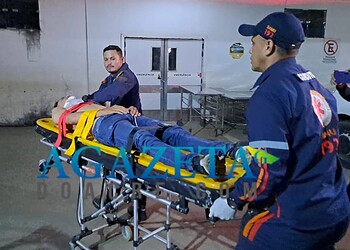 Carro se choca com moto e deixa condutor ferido em cruzamento sem sinalização