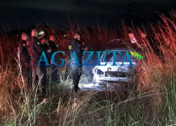 Corpo é encontrado com as mãos amarradas ao lado de carro em chamas