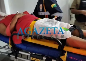 Mulher se joga de motocicleta em movimento após discussão por ciúmes