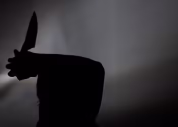 Mulher tenta matar marido após ele querer dormir com outra