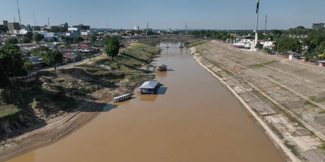 Assis Brasil, Brasileia, Xapuri, Rio Branco (acima) e Sena Madureira estão em alerta máximo, devido aos baixos níveis do rio, segundo dados do Monitoramento Hidrometeorológico. Foto: Pedro Devani/Secom