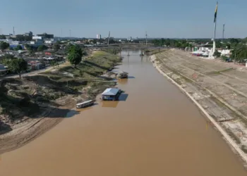 Assis Brasil, Brasileia, Xapuri, Rio Branco (acima) e Sena Madureira estão em alerta máximo, devido aos baixos níveis do rio, segundo dados do Monitoramento Hidrometeorológico. Foto: Pedro Devani/Secom