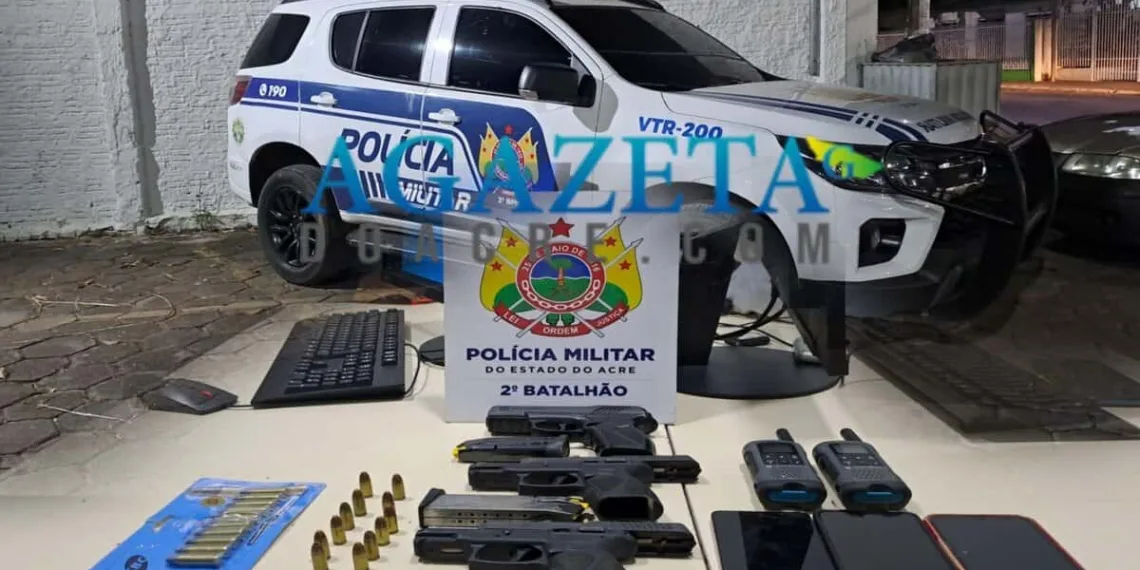 Força Tática da PM apreende três armas de fogo e um simulacro; três pessoas são detidas