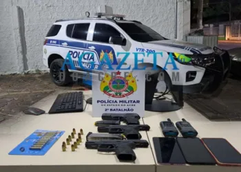 Força Tática da PM apreende três armas de fogo e um simulacro; três pessoas são detidas